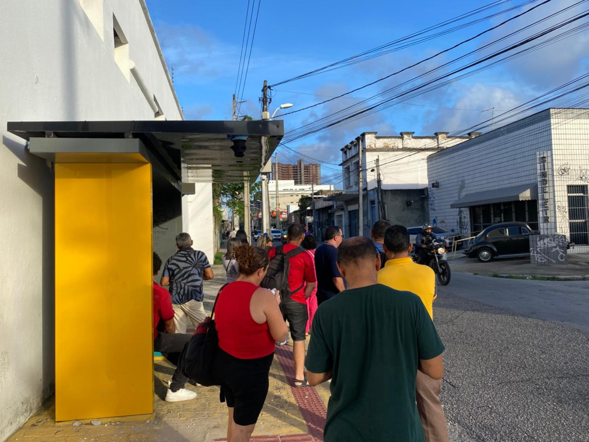 Com linhas de &ocirc;nibus com itiner&aacute;rio alterado, passageiros que utilizam a avenida Domingos Ol&iacute;mpio foram orientados a embarcar na rua Ant&ocirc;nio Pompeu.