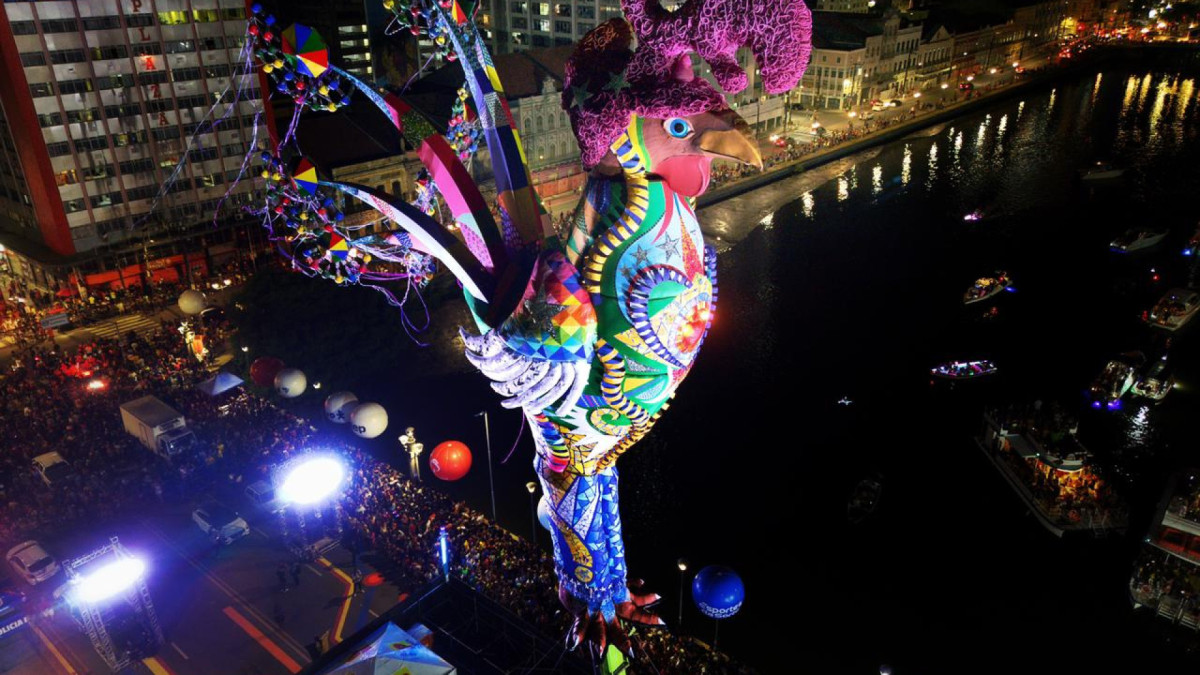Galo Gigante foi erguido na ponte Duarte Coelho, em Recife, e marcou o início do Carnaval da capital pernambucana em 2026; escultura homenageia cearense Dom Hélder Câmara