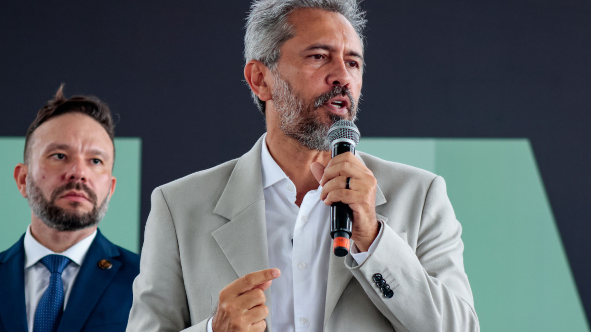 Governador Elmano de Freitas anunciou o retorno às atividades dos servidores na quarta-feira de cinzas, no dia 18 de fevereiro