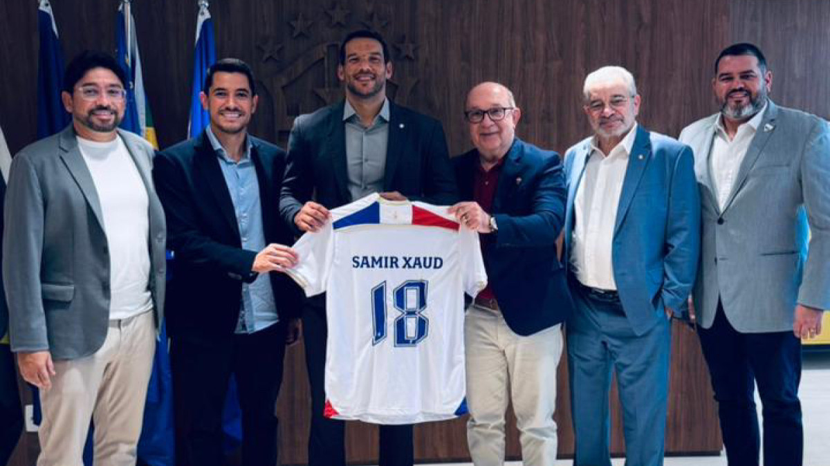 Samir Xaud (centro) ganhou camisa personalizada do Fortaleza em encontro na sede da CBF