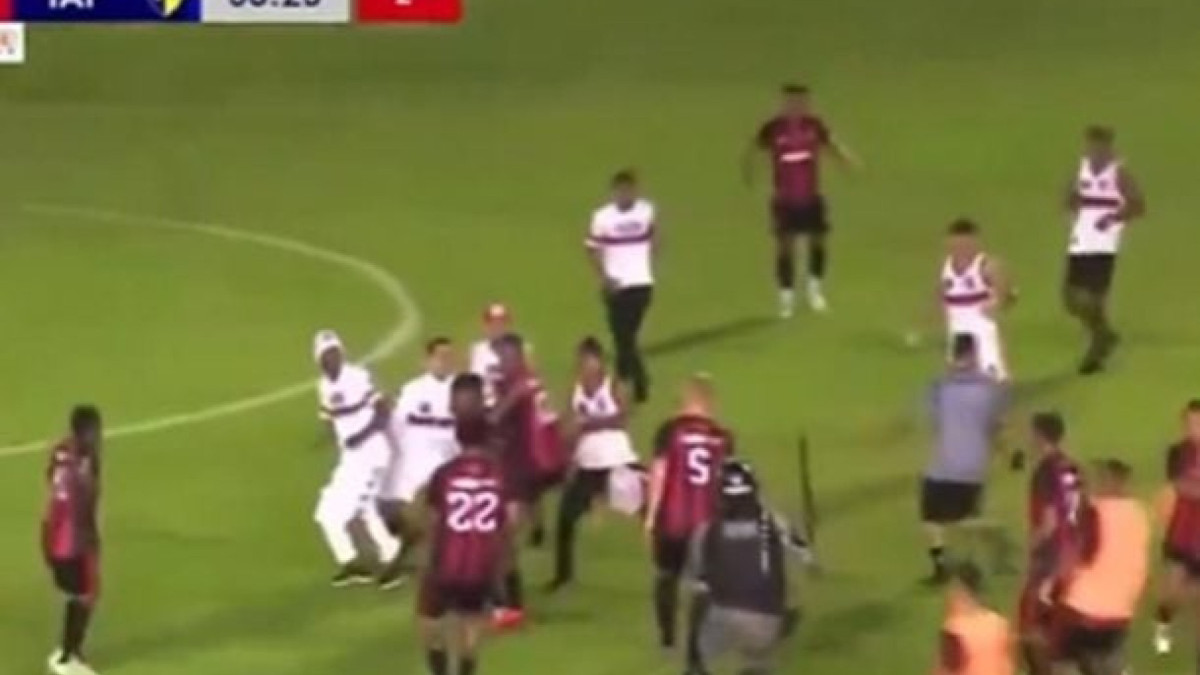 Membros de uma organizada do Moto Club protagonizaram cenas de violência contra o Iape. PM teve de usar spray de pimenta e balas de borracha