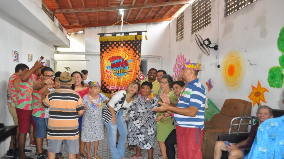 Bloco Monte Folia leva Pr&eacute;-Carnaval a idosos em institui&ccedil;&atilde;o no Eus&eacute;bio
