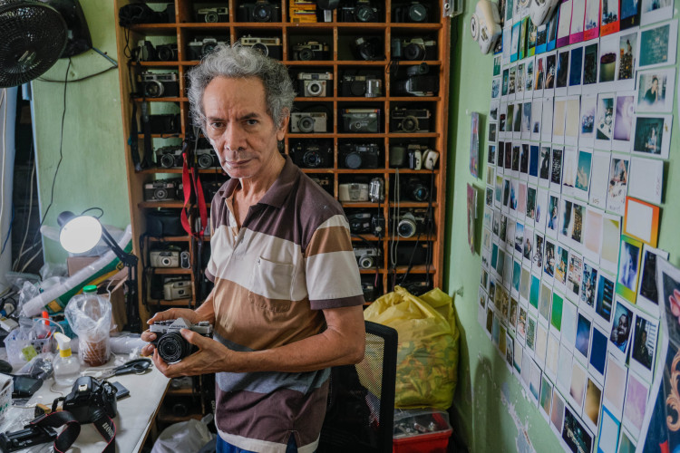 O propriet&aacute;rio da SOS C&acirc;meras, Jos&eacute; Cardoso, 60, &eacute; um t&eacute;cnico com mais de 30 anos de experi&ecirc;ncia em conserto de c&acirc;meras fotogr&aacute;ficas