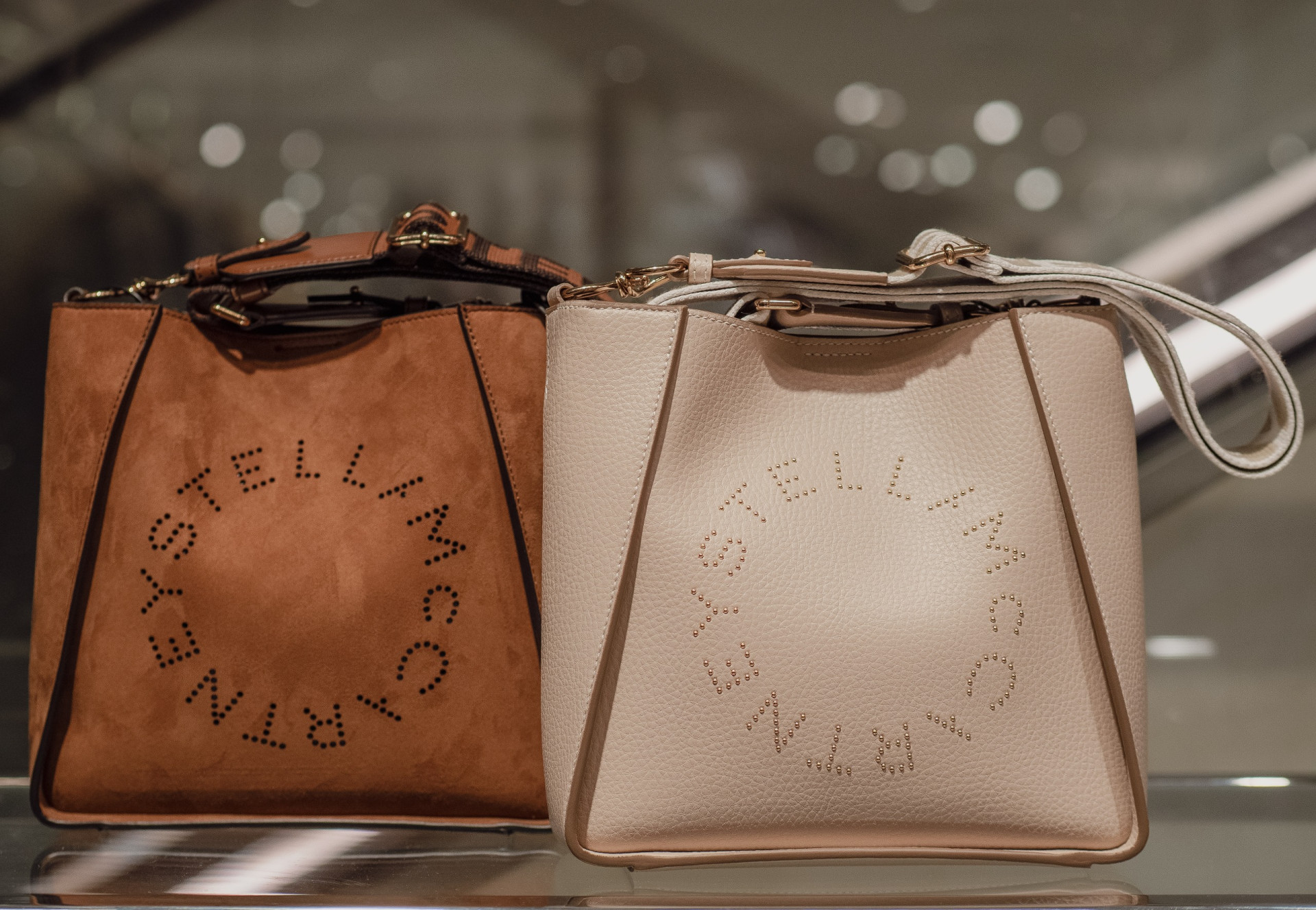 ￼BOLSAS de ombro em couro vegano nas cores camelo e branco bétula, desenhadas por Stella McCartney (Foto: Gpriccardi/ Adobe Stock )
