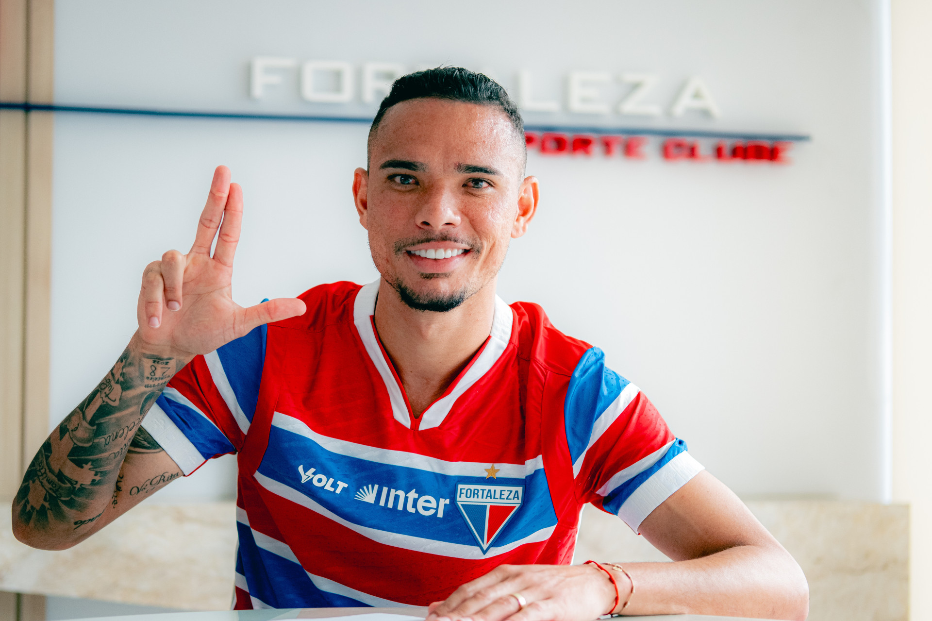 Atacante Luiz Fernando assinou contrato com o Fortaleza até 2027 (Foto: Mateus Lotif / Fortaleza EC)