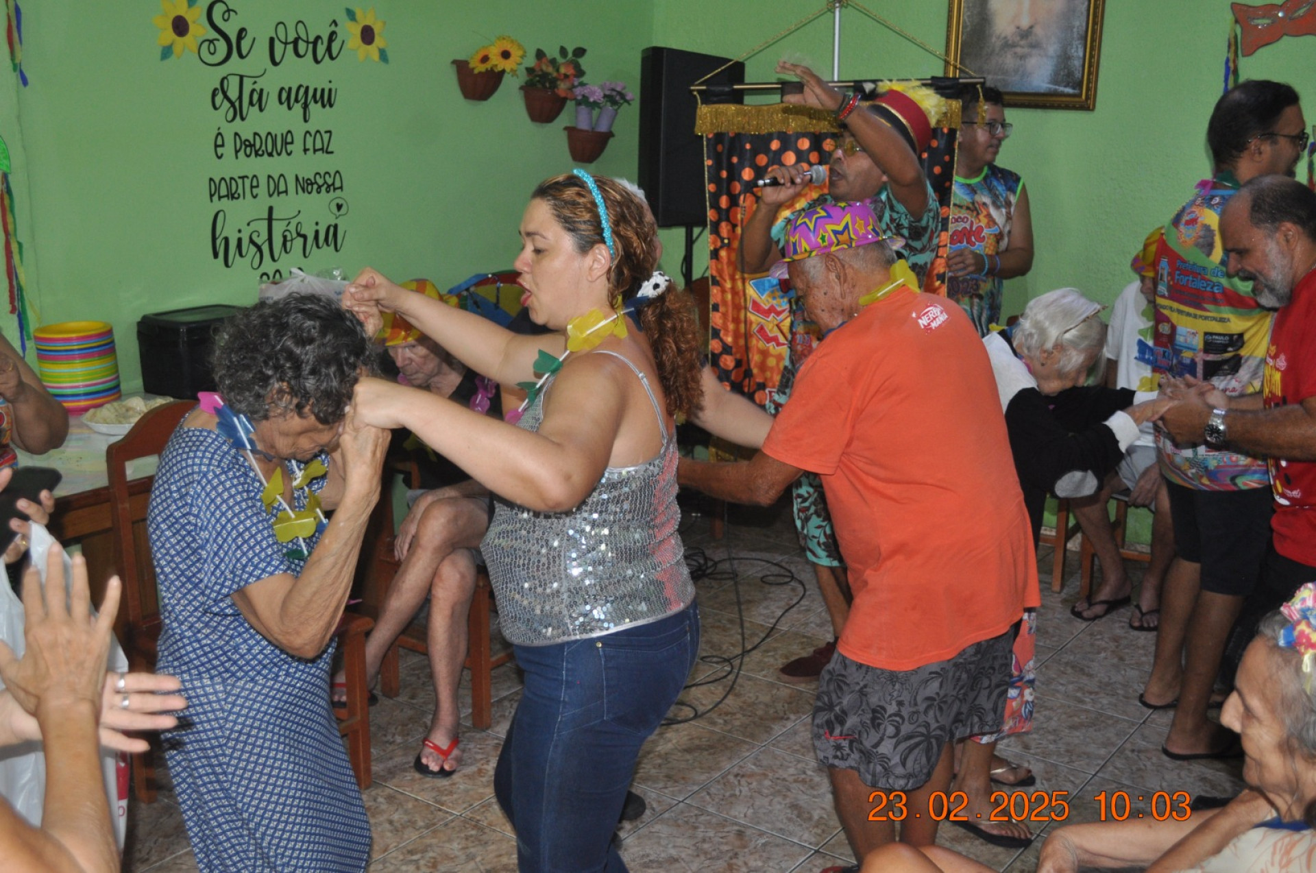 Ano passado o Carnaval Solidário dos Idosos aconteceu no Recanto Rei Davi, instituiçãolocalizada no bairro Jóquei Clube, em Fortaleza. 