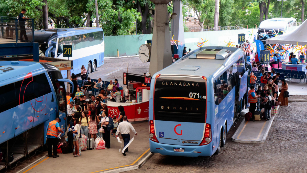 Movimenta&ccedil;&atilde;o de pessoas na sexta antes do Carnaval na Rodovi&aacute;ria Jo&atilde;o Thom&eacute;, em Fortaleza 