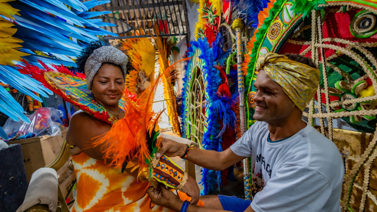  INTEGRANTES do Maracatu Vozes da África nos últimos ajustes para o desfile  