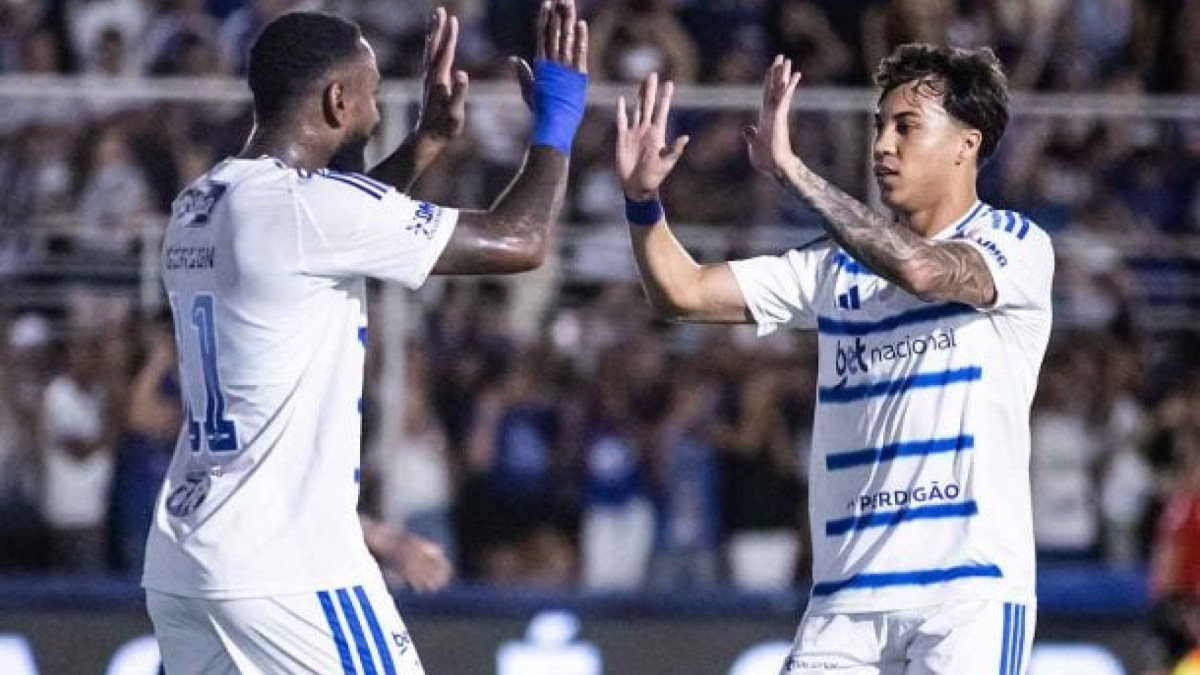 Se preparando para estrear na temporada de 2026, atacante do Santos foi as redes sociais e postou dois vídeos em clima carnavalesco