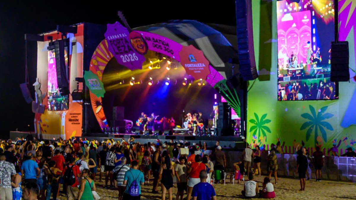 P&uacute;blico no Aterro da Praia de Iracema para shows do primeiro dia do Carnaval de Fortaleza