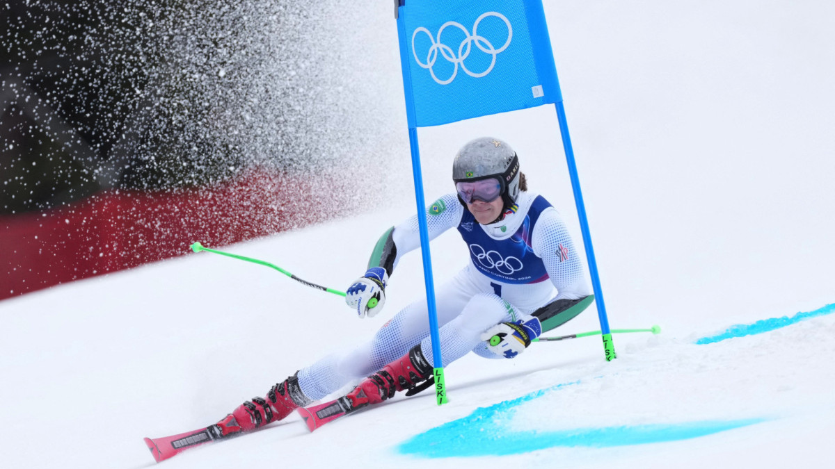 O brasileiro Lucas Pinheiro Braathen compete na primeira descida da prova de slalom gigante masculino do esqui alpino durante os Jogos Olímpicos de Inverno de Milão-Cortina 2026, no Centro de Esqui Stelvio, em Bormio (Valtellina), em 14 de fevereiro de 2026