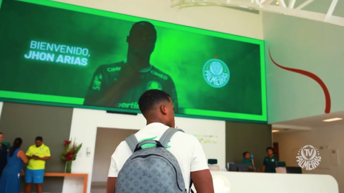 Jhon Arias conhece Academia do Futebol do Palmeiras