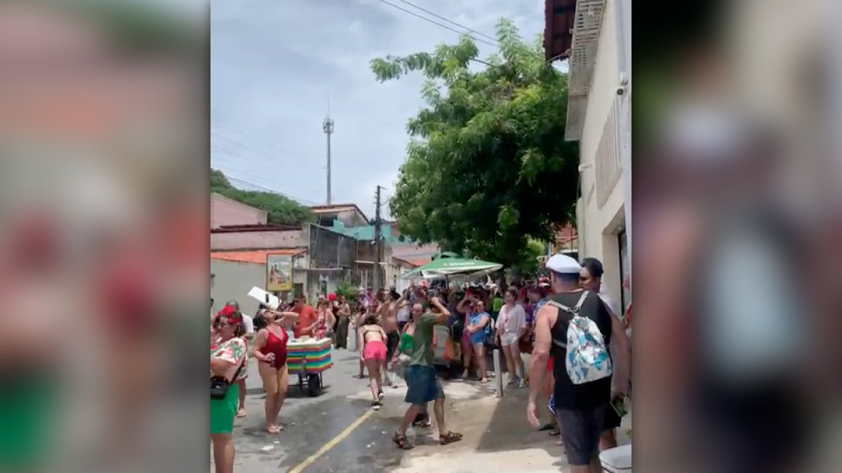 Moradores das ruas no trajeto do bloco Unidos da Cachorra usaram mangueiras e garrafas para jogar água e ajudar foliões a se refrescarem