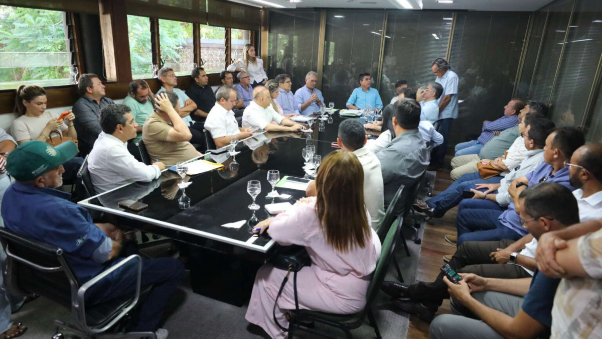 Encontro reuniu 12 prefeitos e 21 secretários municipais de Agricultura de regiões afetadas pela estiagem