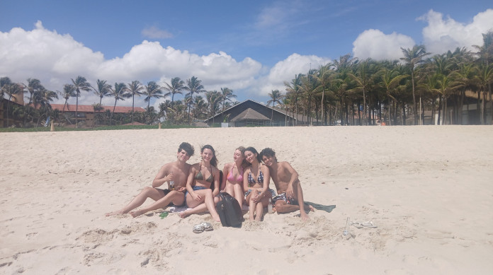 Grupo de amigos comemora carnaval no Porto das Dunas