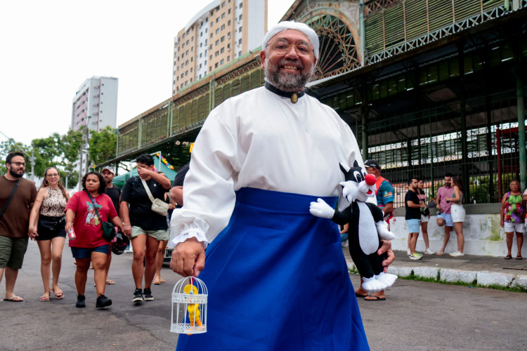 Joel Soares Alves fantasiado de vov&oacute; no Carnaval dos Pinh&otilde;es