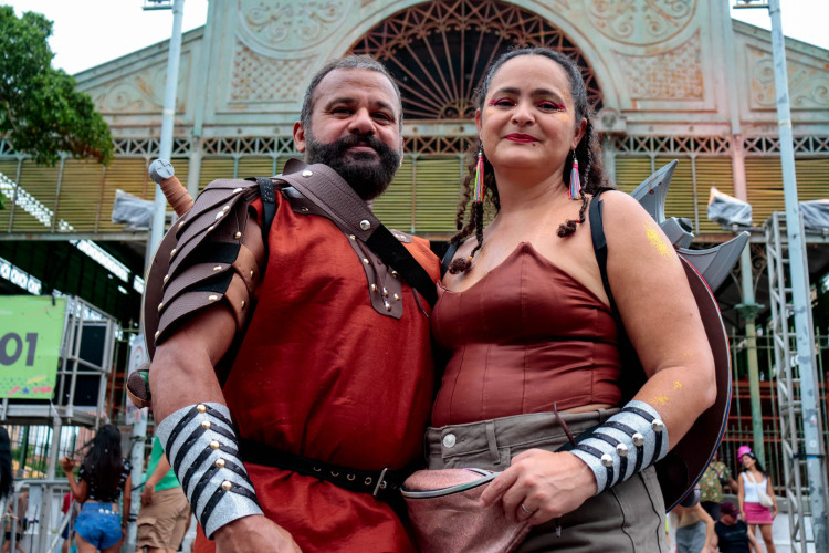O casal Gisele Vasconcelos e Rog&eacute;rio Almeida aproveitam o Carnaval dos Pinh&otilde;es para expressar a paix&atilde;o pelo universo viking