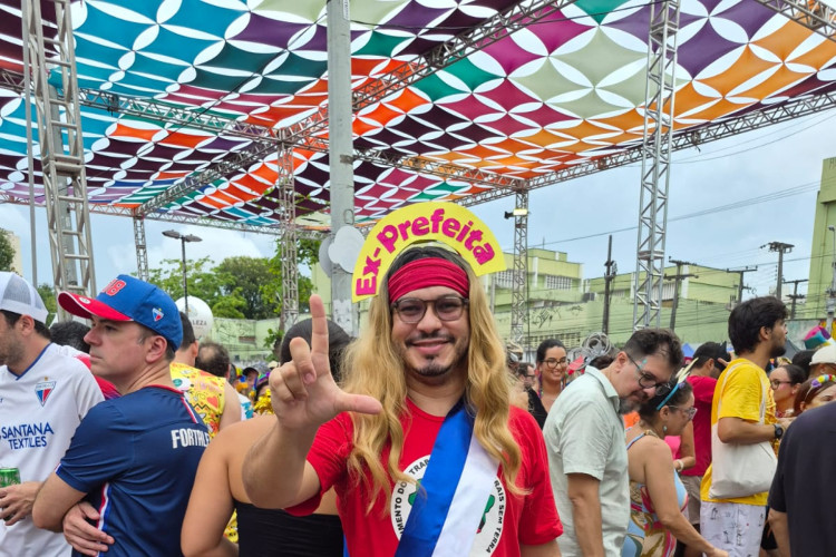James Cust&oacute;dio se fantasiou de Luizianne Lins para homenagear ex-prefeita de Fortaleza
