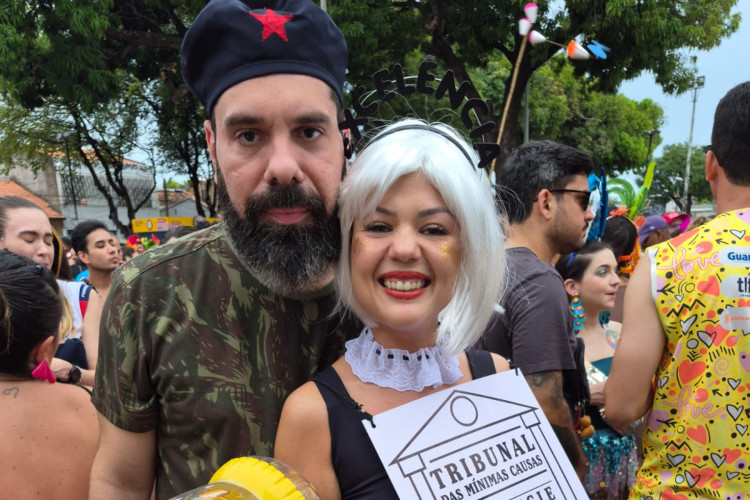 Daniel Cabral e a esposa Renata Fa&ccedil;anha que se fantasiou de meme do Twitter para interagir com foli&otilde;es