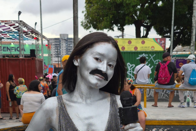 Flávia Lima se fantasiou de Freddie Mercury Prateado