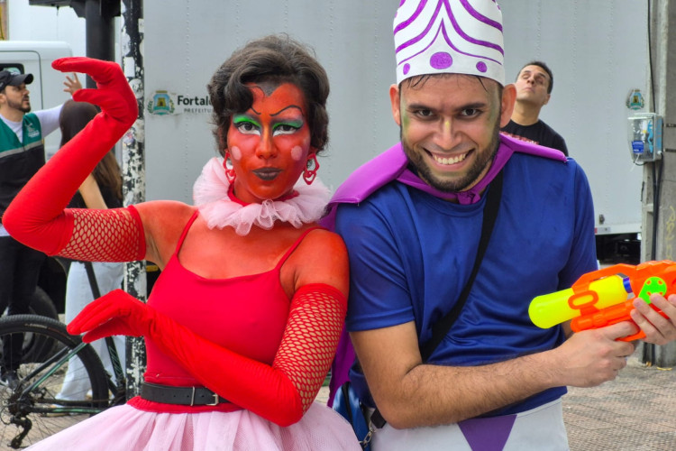 Mila e Eliel se fantasiaram dos vilões Ele e Macaco Louco de As Meninas Superpoderosas