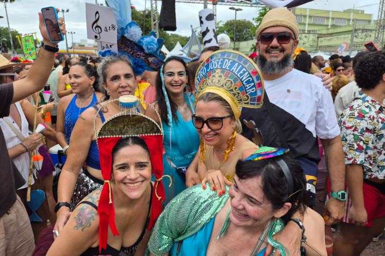 Cláudia Félix e amigas se fantasiaram de ícones de Fortaleza