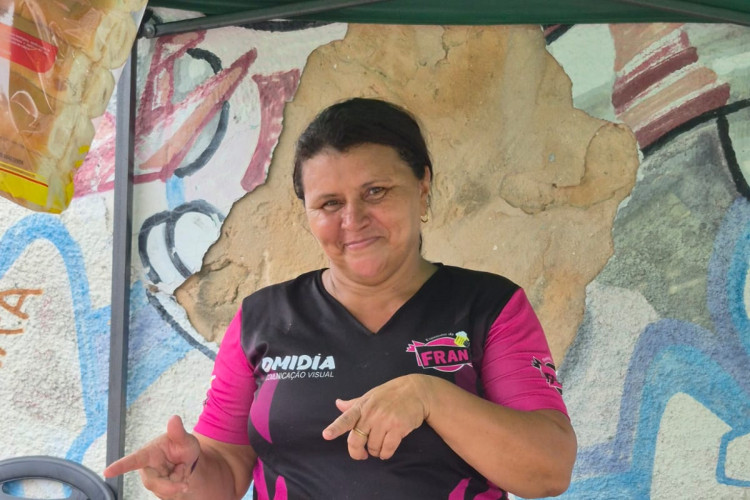 Fran acordou às 5h da manhã para preparar os espetinhos que vende. Ela diz que a única música que gosta quando toca é rock and roll