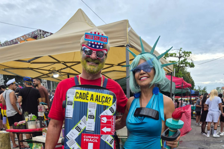 André Mota e Adriana Teixeira se fantasiaram de Trump Mala Sem Alça e Estátua da Liberdade