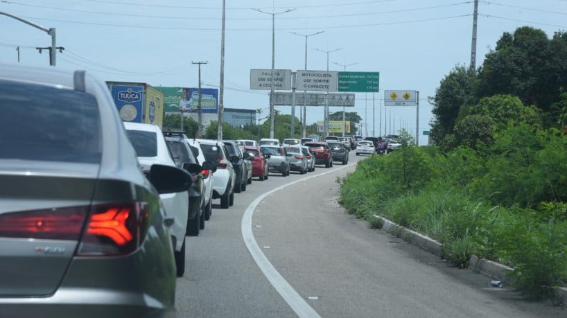 Carnaval: trânsito lento na saída de Fortaleza com...