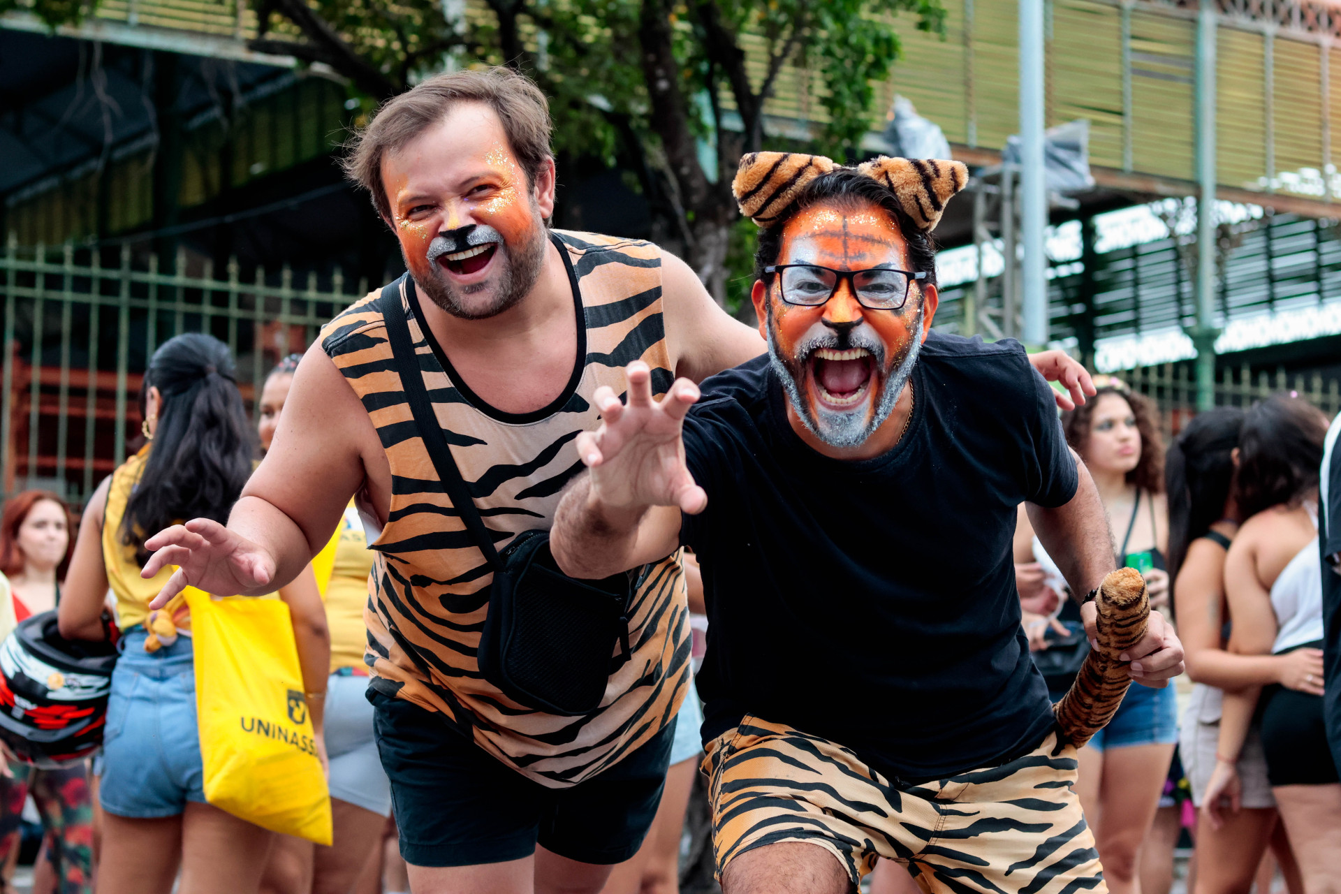 ￼LEONARDO Sousa e Thiago Maia fantasiados de felinos (Foto: Samuel Setubal)