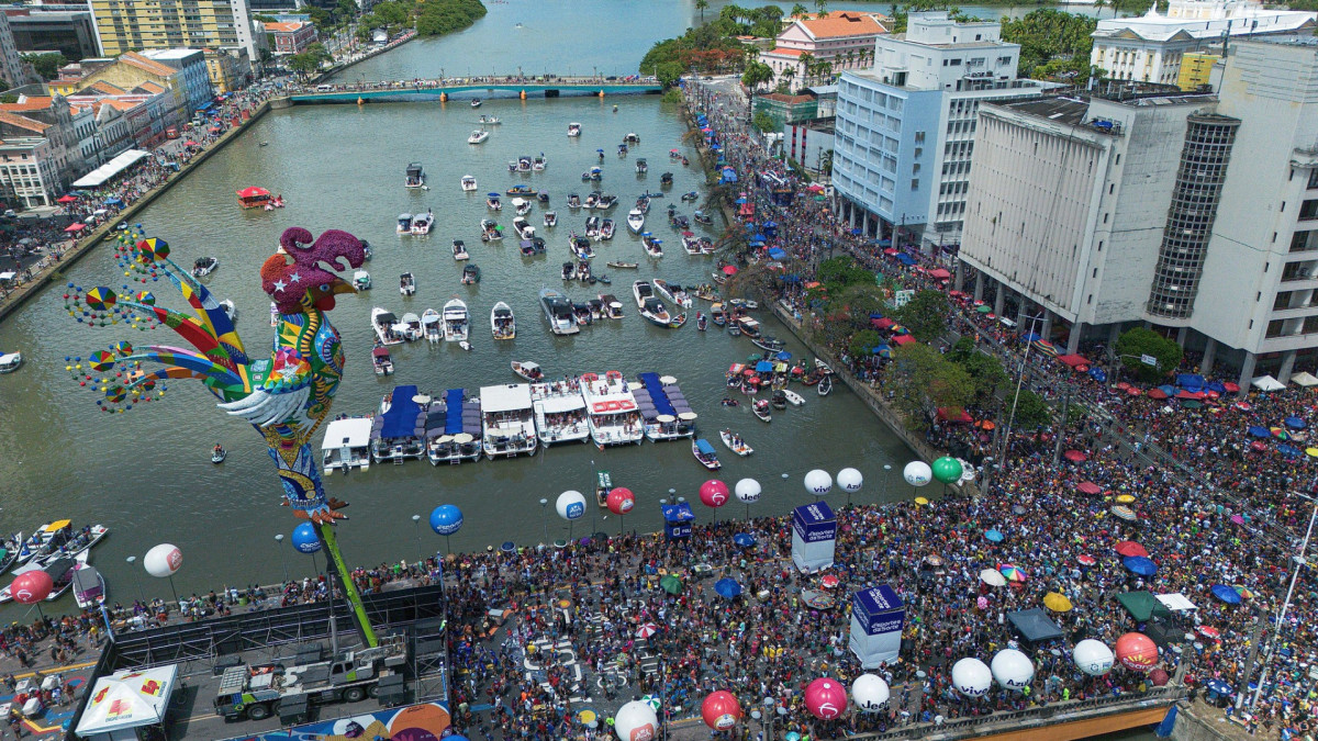 Bloco Galo da Madrugada reuniu multidão de foliões pelas ruas e pelas águas do rio Capibaribe no Carnaval do Recife 2026