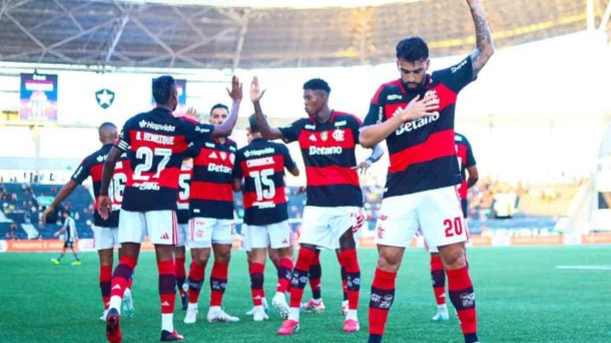 Em chute de primeira, de fora da área, craque faz gol que vai dando vantagem ao Rubro-Negro contra o Botafogo, no mata-mata do Carioca