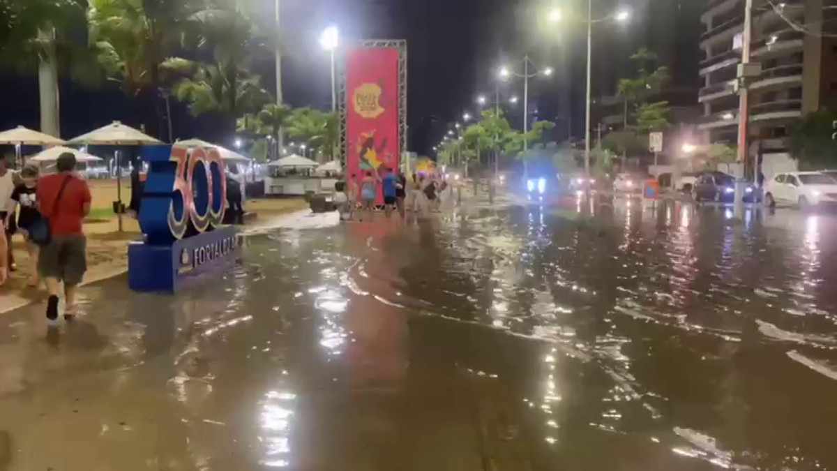 Aterro da Praia de Iracema, no Meireles, foi um dos locais onde houve alagamento após a chuva na noite desse sábado, 14, em Fortaleza