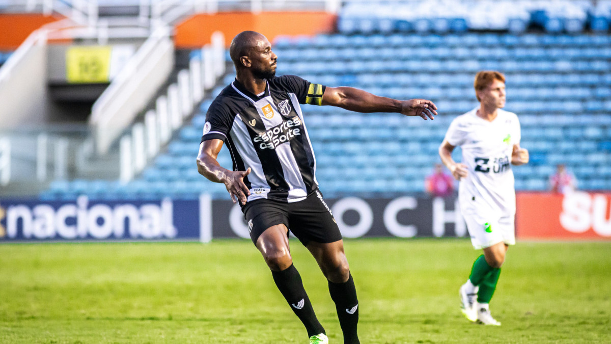 Luiz Otávio voltou a atuar com a camisa do Ceará após quase 500 dias em vitória diante do Floresta. 