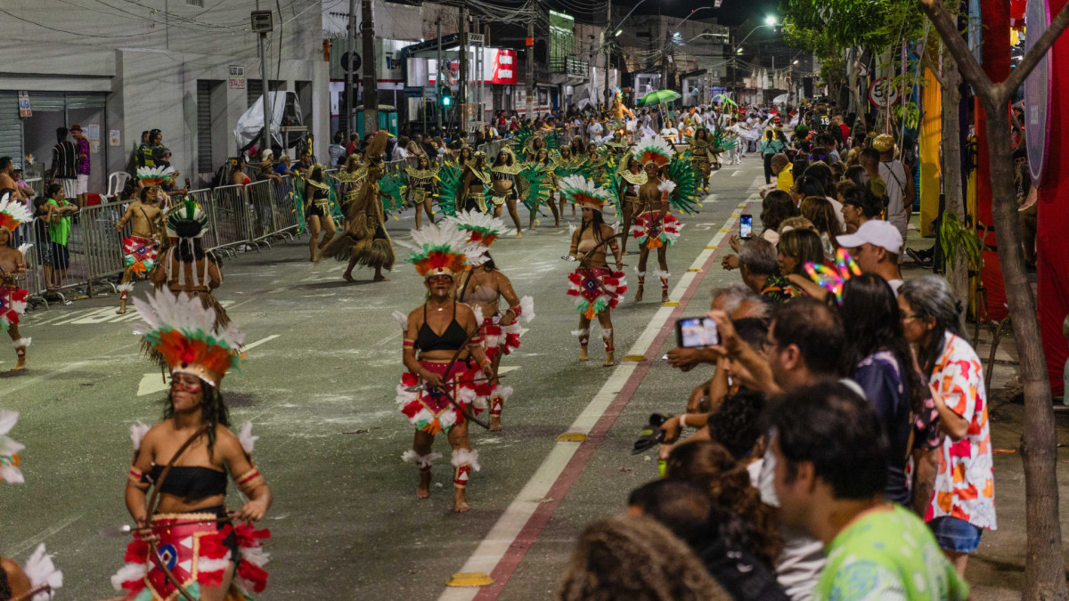 Desfiles de Maracatu, na Av. Domingos Ol&iacute;mpio. Na foto, a vista dos espectadores na arquibancada. (Imagem de apoio)