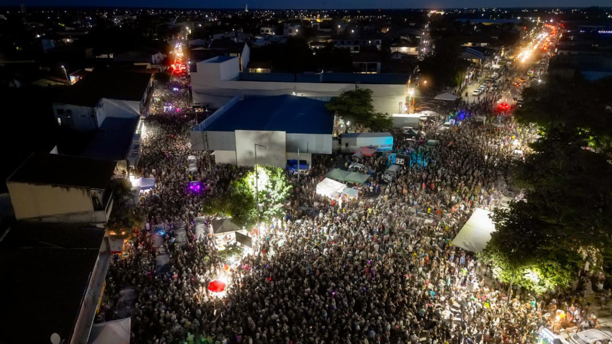  A multid&atilde;o ocupou um dos principais cruzamentos da cidade, provocando congestionamento que a Guarda Civil Municipal demorou a conter.

