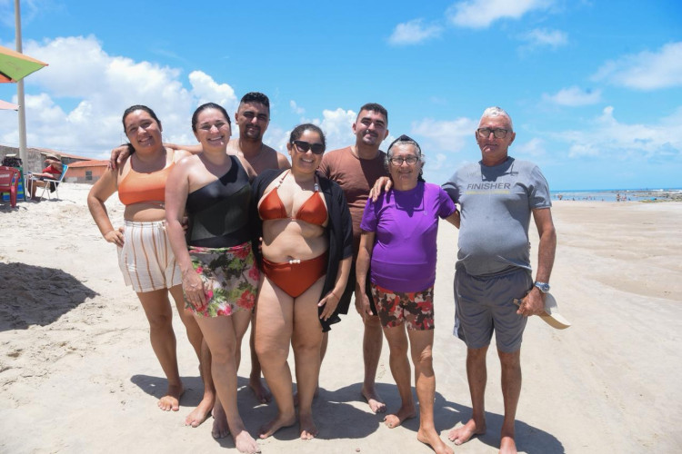 Bárbara Nayara e família passam o domingo de Carnaval na praia da Caponga, em Cascavel