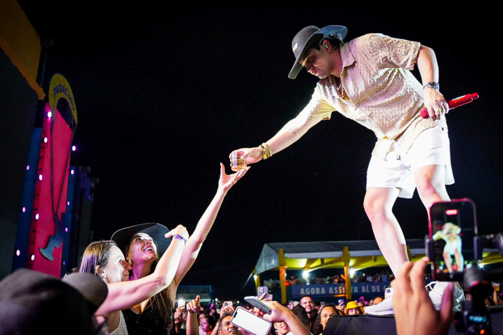 Cantor Natanzinho foi uma das atra&ccedil;&otilde;es da noite de s&aacute;bado, 14, do Carnaval de Paracuru