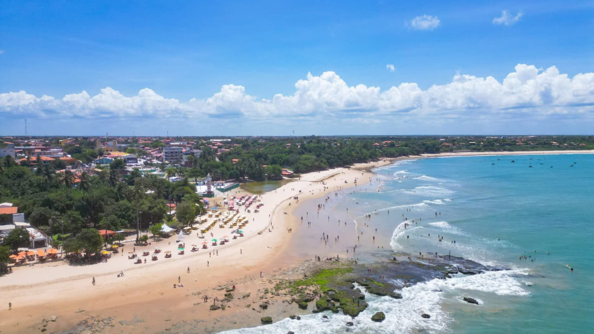 Movimentação tranquila é registrada na Praia do Farol após shows de Carnaval nesta segunda-feira, 16
