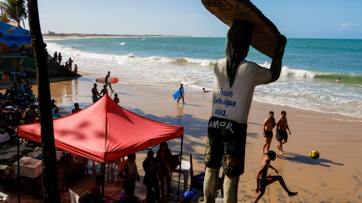 Foli&otilde;es aproveitam o Carnaval entre a Praia da Ta&iacute;ba e os shows na pra&ccedil;a central