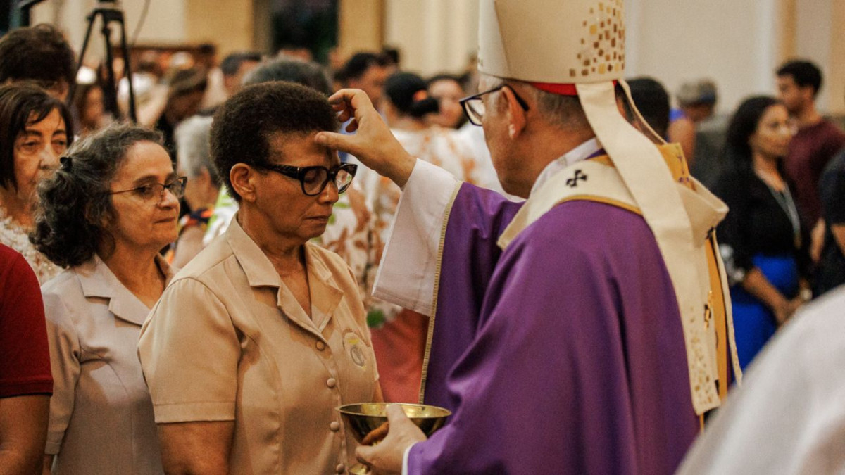 Dom Greg&oacute;rio Paix&atilde;o preside missa da Quarta de Cinzas em Fortaleza