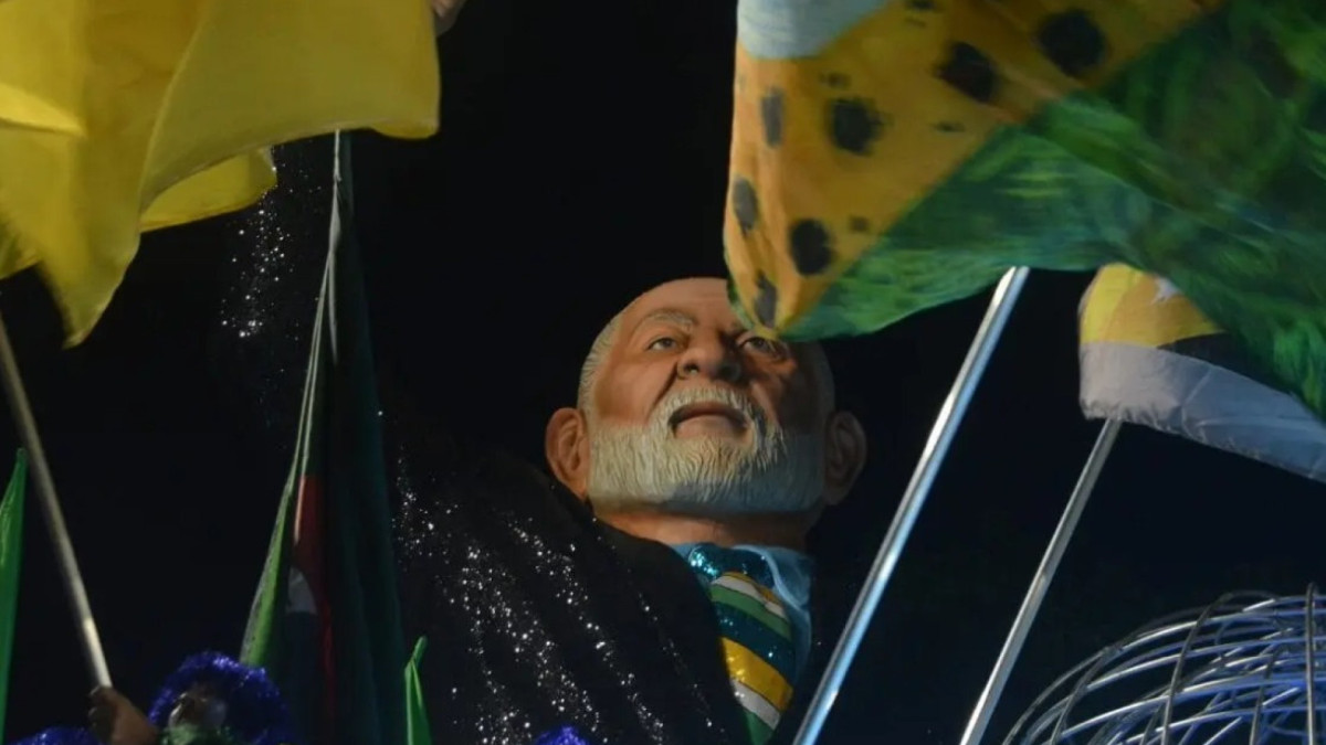 Escola de samba da Acadêmicos de Niterói homenageou o presidente Lula durante desfile

