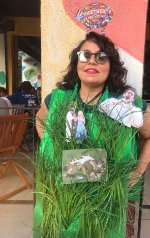 Thais Loureiro fez uma homenagem ao cantor Bad Bunny em sua fantasia. Polo do Benfica, segunda-feira, 16