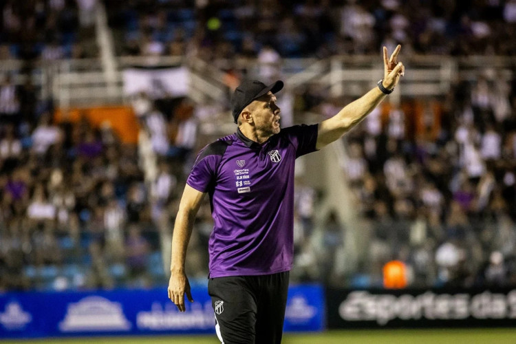 T&eacute;cnico Mozart no jogo Floresta x Cear&aacute;, no PV, pelo Campeonato Cearense 2026