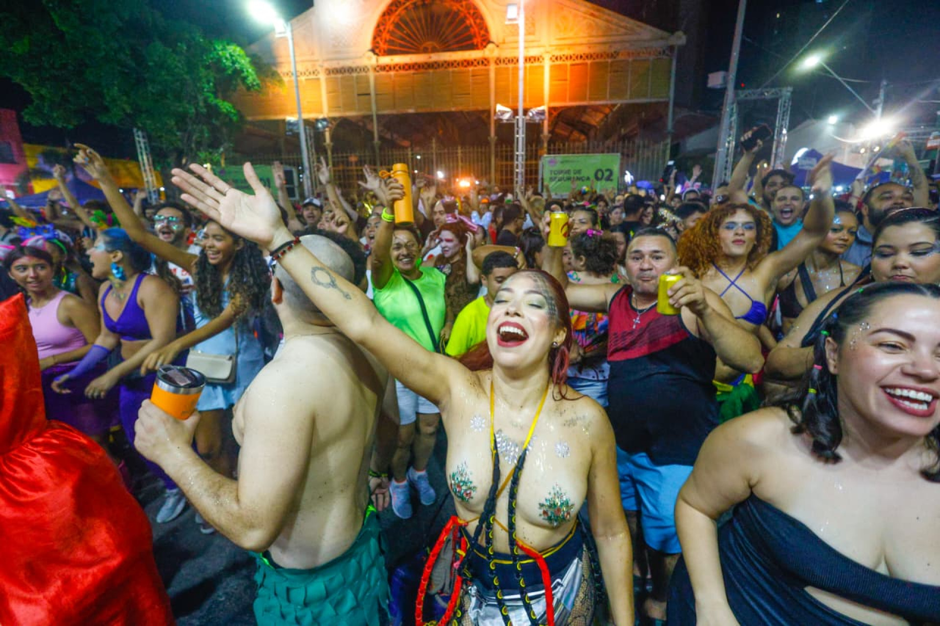 Segunda-feira de folia no Mercado dos Pinhões