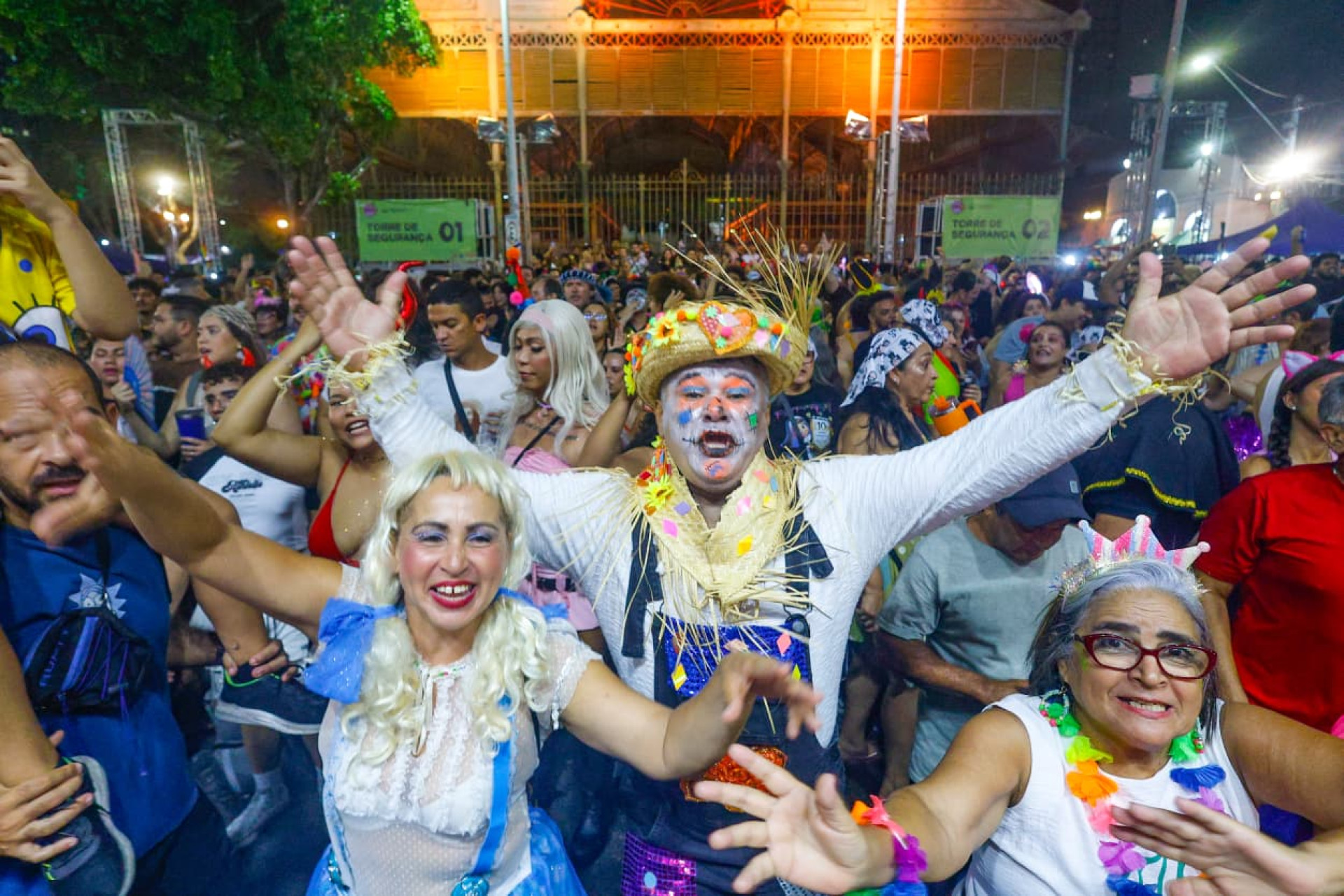 Segunda-feira de folia no Mercado dos Pinhões