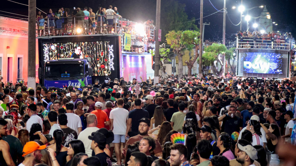 imagem de apoio ilustrativo: Carnaval de Aracati tem avenida com multid&atilde;o de pessoas para o shows de Natanzinho Lima e L&eacute;o Santana