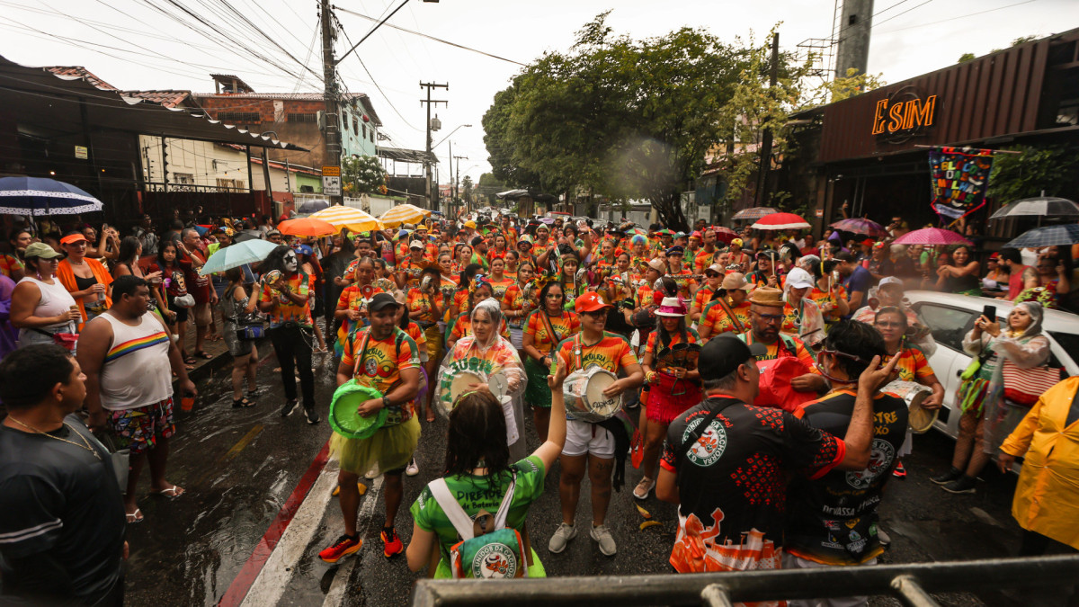 O Gr&ecirc;mio Recreativo Bloco Carnavalesco Unidos da Cachorra puxou cortejo pelo Benfica debaixo de chuva