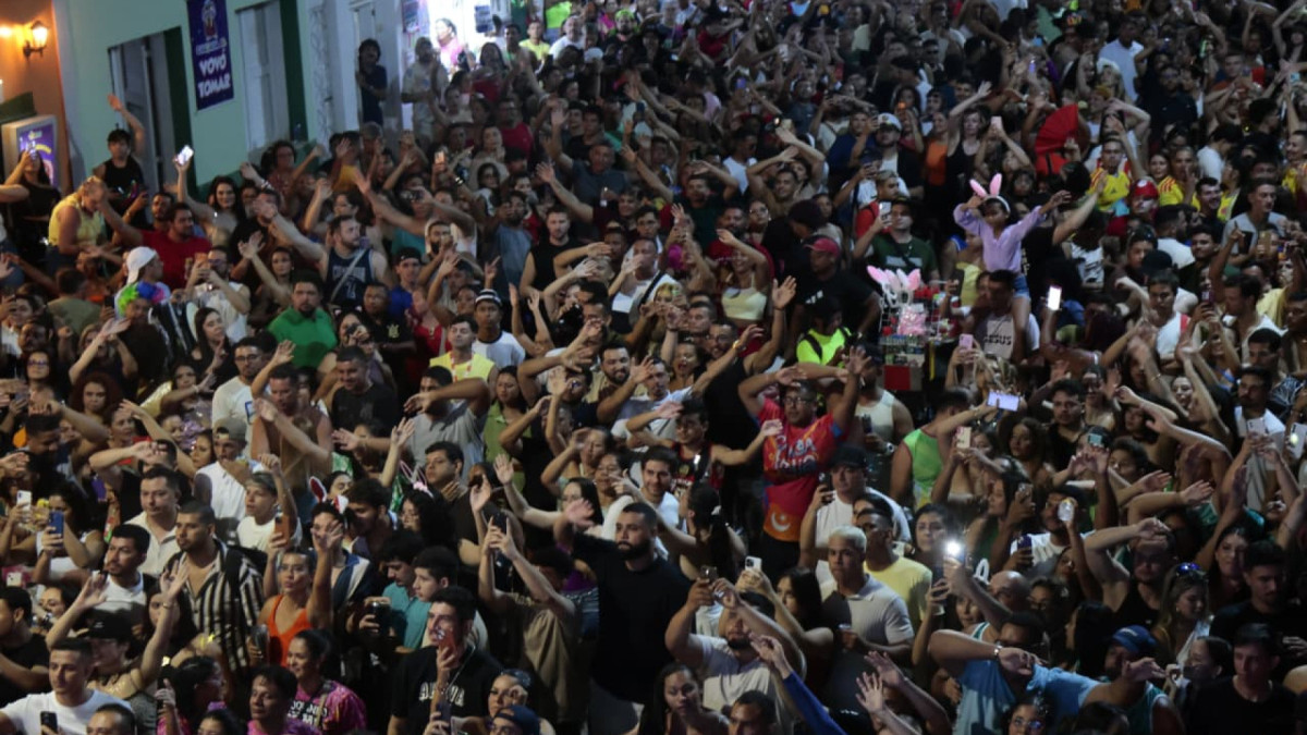 Público festeja shows de Natanzinho Lima e Leo Santana no Carnaval de Aracati 2026

