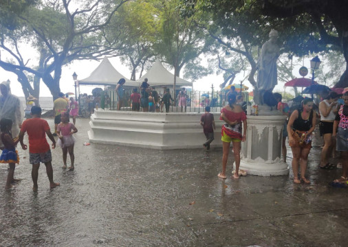 Chuva surpreende p&uacute;blico e leva ao cancelamento da programa&ccedil;&atilde;o infantil de Carnaval no Passeio P&uacute;blico, em Fortaleza.